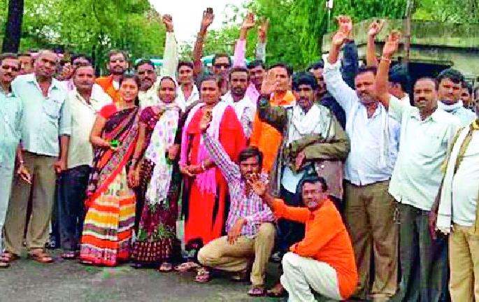 Composite merger of 'ST' workers in the district | जिल्ह्यात ‘एसटी’ कामगारांचा संप संमिश्र Composite merger of 'ST' workers in the district | जिल्ह्यात ‘एसटी’ कामगारांचा संप संमिश्र