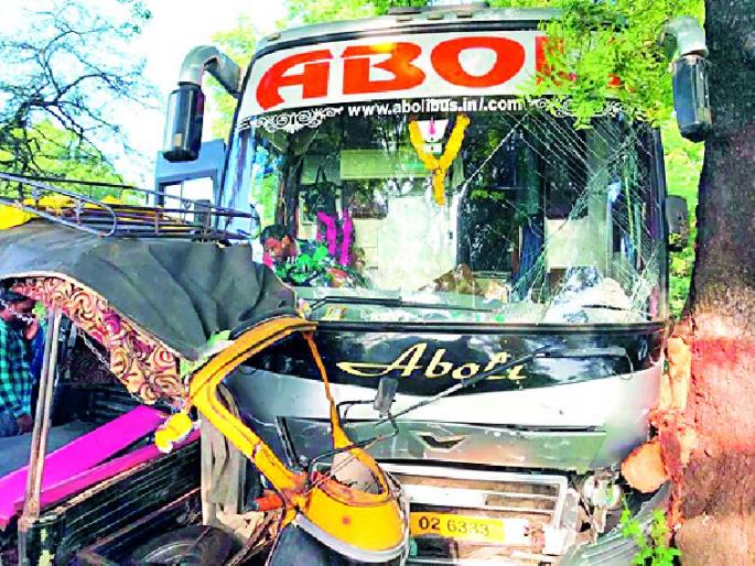 14 students injured in autorickshaws in school | शाळेच्या आॅटोरिक्षाला ट्रॅव्हल्सची धडक, १४ विद्यार्थी जखमी 14 students injured in autorickshaws in school | शाळेच्या आॅटोरिक्षाला ट्रॅव्हल्सची धडक, १४ विद्यार्थी जखमी