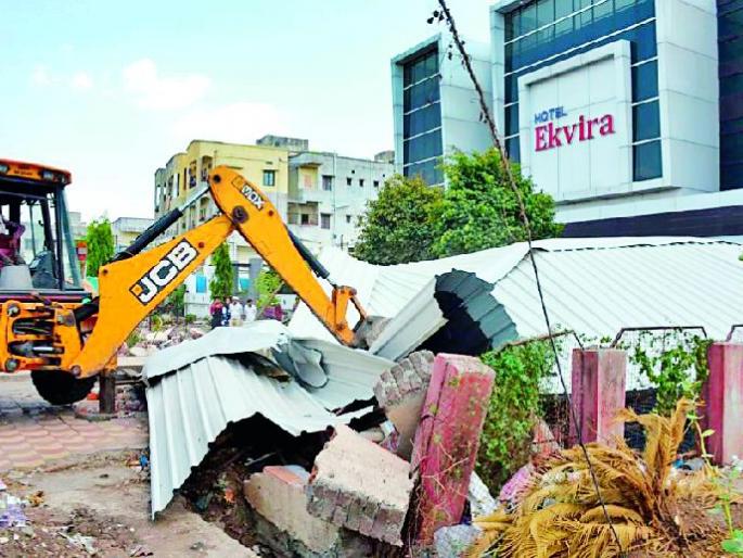 The encroachment of the rich is destroyed | श्रीमंताचे अतिक्रमण जमीनदोस्त The encroachment of the rich is destroyed | श्रीमंताचे अतिक्रमण जमीनदोस्त