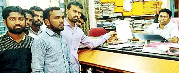 Demand for long term loan application | कर्जमाफी अर्जास मुदतवाढीची मागणी Demand for long term loan application | कर्जमाफी अर्जास मुदतवाढीची मागणी