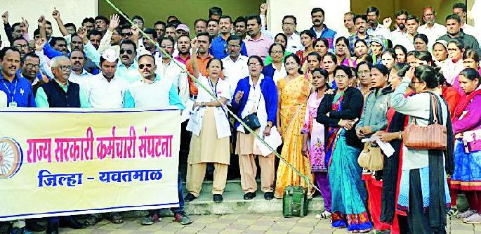 Employee strikes in the face of elections | निवडणुकीच्या तोंडावर कर्मचारी संपावर
