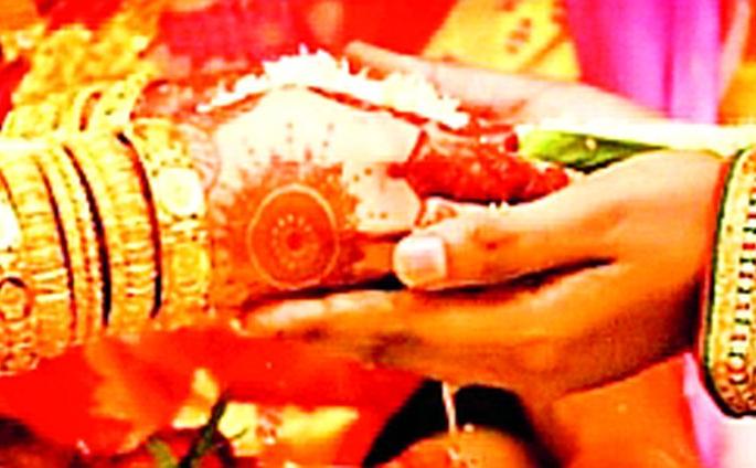 Pest of unauthorized wedding ceremony | विवाह मेळाव्याला गैरप्रकाराची कीड