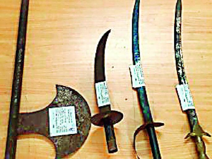 Four suspects arrested in Bhosa with dangerous weapons | भोसा येथे चौघांना घातक शस्त्रांसह अटक Four suspects arrested in Bhosa with dangerous weapons | भोसा येथे चौघांना घातक शस्त्रांसह अटक