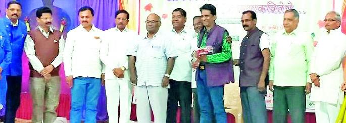 Yavatmalkar's novel is like a jewel of gold | यवतमाळकरांची रसिकता बावनकशी सोन्यासारखी Yavatmalkar's novel is like a jewel of gold | यवतमाळकरांची रसिकता बावनकशी सोन्यासारखी