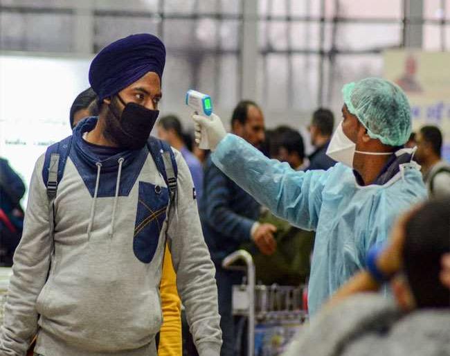 Corona's fears exacerbated traffic police headaches; Avoid the Breath Analyzer | Corona Virus: कोरोनाच्या भीतीने वाहतूक पोलिसांची डोकेदुखी वाढली; ब्रेथ अॅनालायझर टाळणार Corona's fears exacerbated traffic police headaches; Avoid the Breath Analyzer | Corona Virus: कोरोनाच्या भीतीने वाहतूक पोलिसांची डोकेदुखी वाढली; ब्रेथ अॅनालायझर टाळणार