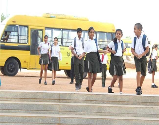 School bus closed in Solapur; For children’s school, increased cycle of parenting | सोलापुरातील स्कुल बस बंद; मुलांच्या शाळेसाठी, पालकांच्या वाढल्या चकरा School bus closed in Solapur; For children’s school, increased cycle of parenting | सोलापुरातील स्कुल बस बंद; मुलांच्या शाळेसाठी, पालकांच्या वाढल्या चकरा