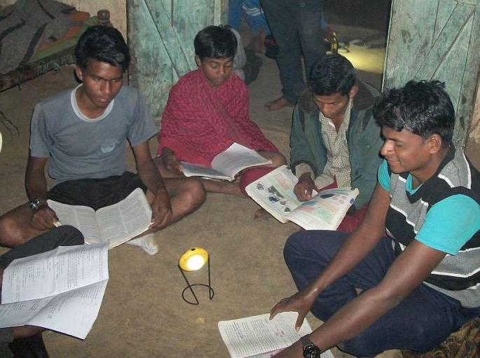 24 villages of Melghat still in darkness | मेळघाटातील २४ पाड्यांमध्ये आजही काळोख 24 villages of Melghat still in darkness | मेळघाटातील २४ पाड्यांमध्ये आजही काळोख