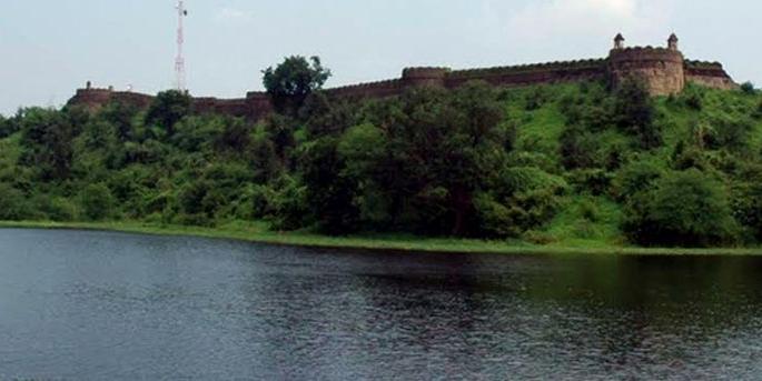 Ignore the historical buildings of Pawani in Bhandara district | भंडारा जिल्ह्यातील पवनीच्या ऐतिहासिक वास्तूंकडे दुर्लक्ष Ignore the historical buildings of Pawani in Bhandara district | भंडारा जिल्ह्यातील पवनीच्या ऐतिहासिक वास्तूंकडे दुर्लक्ष