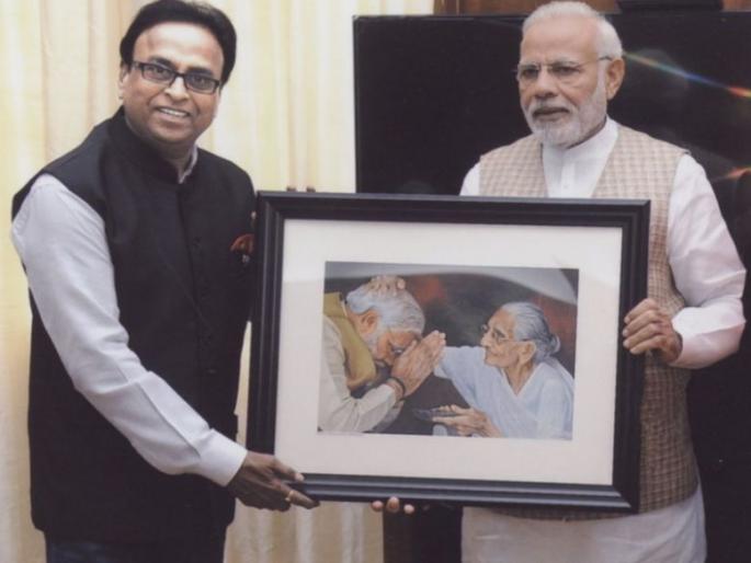The painter of painting of Modi and his mother is sold for Rs 20 lacs, from Chandrapur | २० लाखांत विक्री झालेल्या मोदींच्या ‘त्या’ चित्राचे चित्रकार चंद्रपूरचे The painter of painting of Modi and his mother is sold for Rs 20 lacs, from Chandrapur | २० लाखांत विक्री झालेल्या मोदींच्या ‘त्या’ चित्राचे चित्रकार चंद्रपूरचे