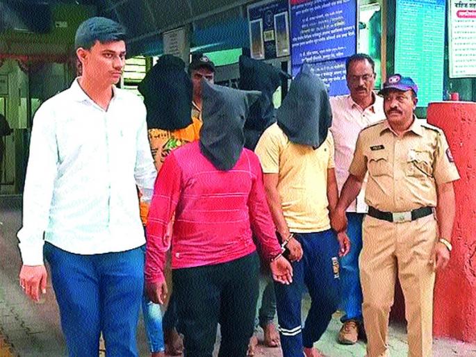 All four of the 'that' murderers flee | ‘त्या’ खुनातील चौघांना बेड्या All four of the 'that' murderers flee | ‘त्या’ खुनातील चौघांना बेड्या