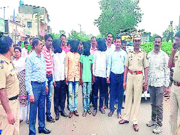 The plot of the murderers from the plot of the land | जागेच्या वादातून खुनातील संशयितांची धिंड The plot of the murderers from the plot of the land | जागेच्या वादातून खुनातील संशयितांची धिंड