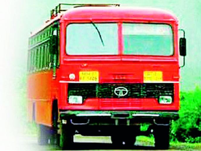 Do passengers pay ST passengers for tourist buses? | पर्यटन बससाठी एसटीला प्रवासी देता का प्रवासी ?