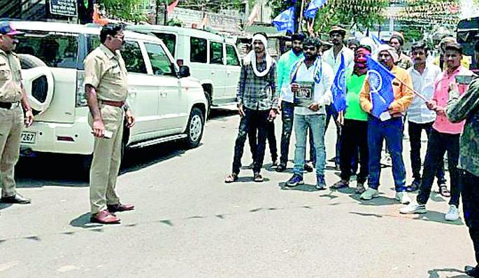 Bhim Army activists arrested by police | भीम आर्मीच्या कार्यकर्त्यांना पोलिसांनी घेतले ताब्यात