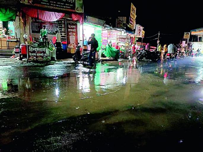Heavy rains lash the district | जिल्ह्यात वादळी पावसाचा तडाखा Heavy rains lash the district | जिल्ह्यात वादळी पावसाचा तडाखा