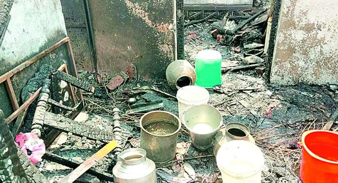 Mother ran after Chimukalya Pari and an explosion took place | चिमुकल्या परीमागे आई धावली अन्‌ झाला स्फोट