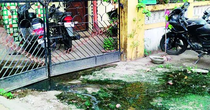 Sewer dirt directly into the door; No one paid attention to the 25 year old gutter line | गटारीची घाण थेट दारात; २५ वर्षे जुन्या गटार लाईनकडे कुणीच लक्ष देईना Sewer dirt directly into the door; No one paid attention to the 25 year old gutter line | गटारीची घाण थेट दारात; २५ वर्षे जुन्या गटार लाईनकडे कुणीच लक्ष देईना