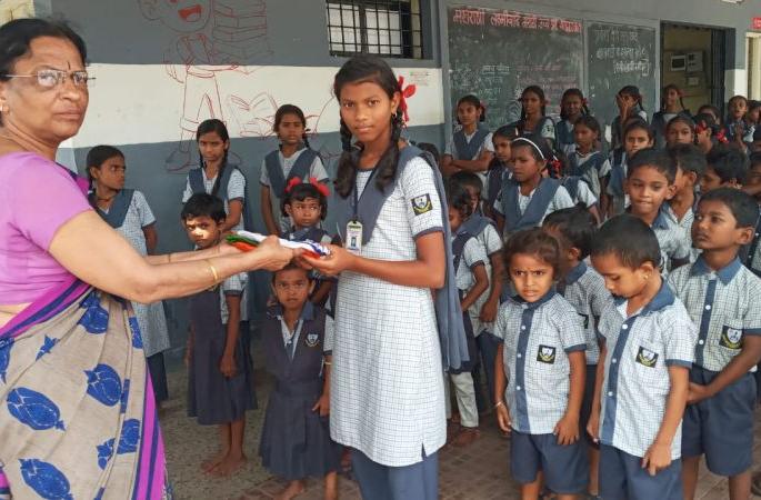 ‘Har Ghar Triranga’; Flag distribution to 2 lakh students in Nagpur | ‘हर घर तिरंगा’; नागपुरात २ लाख विद्यार्थांना झेंड्याचे वाटप ‘Har Ghar Triranga’; Flag distribution to 2 lakh students in Nagpur | ‘हर घर तिरंगा’; नागपुरात २ लाख विद्यार्थांना झेंड्याचे वाटप