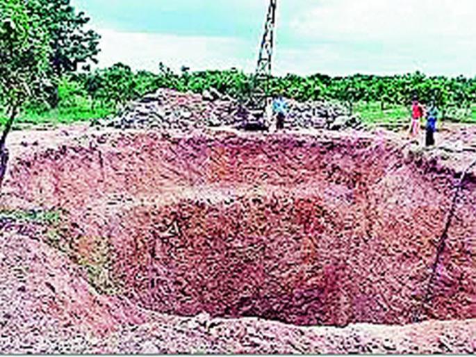 Construction of 335 wells in Arvi subdivision is incomplete | आर्वी उपविभागातील ३३५ विहिरींचे बांधकाम अर्धवटच Construction of 335 wells in Arvi subdivision is incomplete | आर्वी उपविभागातील ३३५ विहिरींचे बांधकाम अर्धवटच