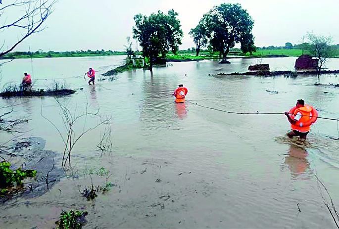 Orgy in the wake of torrential rains; Carrying three isms with ten cows | मुसळधार पावसाचे वर्ध्यात तांडव; दहा गायींसह तीन इसम गेले वाहून