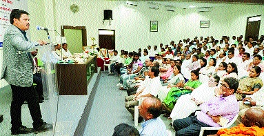 Do not do injustice to anybody from the pressure group | दबाव गटातून कुणावर अन्याय करू नका Do not do injustice to anybody from the pressure group | दबाव गटातून कुणावर अन्याय करू नका