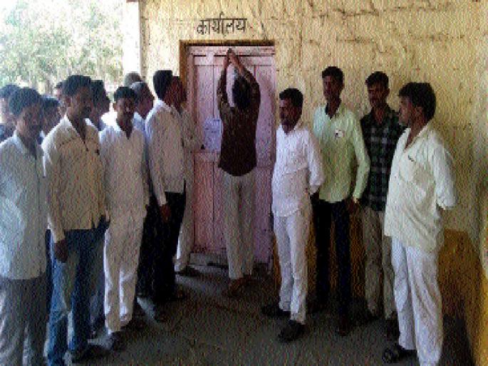 Eventually, the Kolgaon villagers locked the zilla parishad school | अखेर कोळगाव ग्रामस्थांनी जिल्हा परिषद शाळेला ठोकले कुलूप