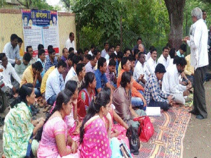 Village workers' agitation across the district | ग्रामसेवकांचे जिल्हाभरात आंदोलन Village workers' agitation across the district | ग्रामसेवकांचे जिल्हाभरात आंदोलन