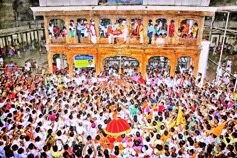 The story of the Nath Shashtha: On the way to Warkari returning with Kala Prasad, | नाथषष्ठी सोहळ्याची सांगता : काल्याचा प्रसाद घेऊन वारकरी परतीच्या वाटेवर The story of the Nath Shashtha: On the way to Warkari returning with Kala Prasad, | नाथषष्ठी सोहळ्याची सांगता : काल्याचा प्रसाद घेऊन वारकरी परतीच्या वाटेवर