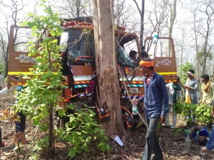 Accident in Gadchiroli; More than 40 injured | गडचिरोलीत लग्नाला निघालेल्या गाडीला अपघात; ४० हून अधिक जखमी Accident in Gadchiroli; More than 40 injured | गडचिरोलीत लग्नाला निघालेल्या गाडीला अपघात; ४० हून अधिक जखमी