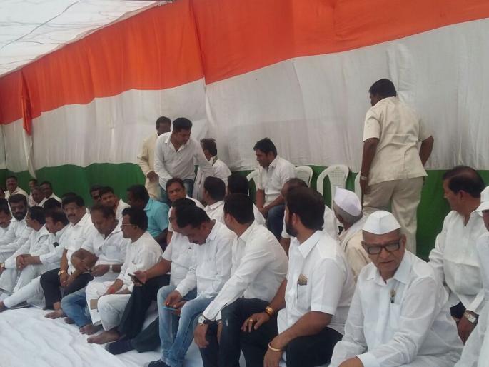 The symbolic fasting of the Congress in the Constituent Court of Nagpur | नागपूरच्या संविधान चौकात काँग्रेसचे लाक्षणिक उपोषण
