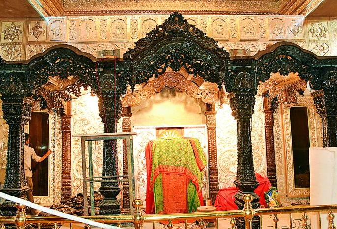 The temple of Mahalaxmi is shining by gold and silver of Nagpur district | नागपूर जिल्ह्यातील महालक्ष्मी जगदंबेचा गाभारा सोन्याचांदीने मढवला