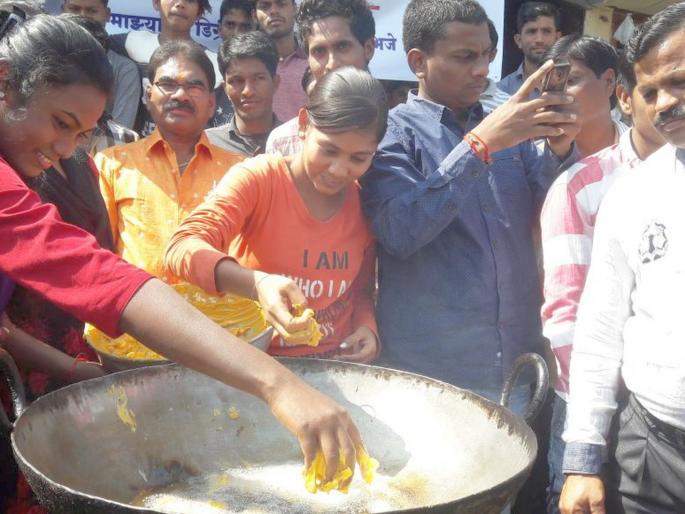 Pakoda movement of young people in Chandrapur; Dissatisfaction with recruitment of police | चंद्रपुरातील तरुणतरुणींचे पकोडा आंदोलन; पोलीस भरतीतील जागांबाबत असंतोष Pakoda movement of young people in Chandrapur; Dissatisfaction with recruitment of police | चंद्रपुरातील तरुणतरुणींचे पकोडा आंदोलन; पोलीस भरतीतील जागांबाबत असंतोष