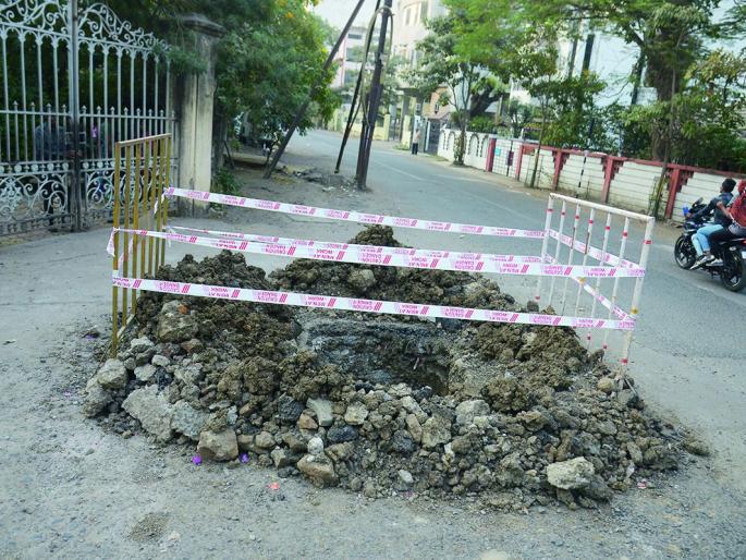 Nagpur distressed; A couple of months ago, the roads were built again | नागपूरकर त्रस्त; महिनाभरापूर्वी बनलेले रस्ते पुन्हा खोदले Nagpur distressed; A couple of months ago, the roads were built again | नागपूरकर त्रस्त; महिनाभरापूर्वी बनलेले रस्ते पुन्हा खोदले