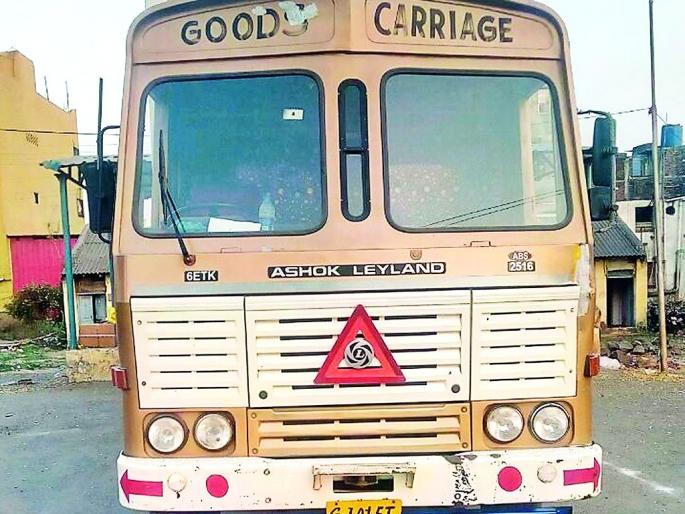 On the Nagpur-Amravati highway, robbery in the running container | नागपूर-अमरावती महामार्गावर धावत्या कंटेनरमधील साहित्य पळवले On the Nagpur-Amravati highway, robbery in the running container | नागपूर-अमरावती महामार्गावर धावत्या कंटेनरमधील साहित्य पळवले