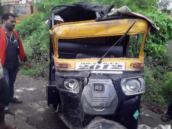 Rickshaw hit on truck, driver critical | ट्रकवर रिक्षा धडकली, चालक गंभीर Rickshaw hit on truck, driver critical | ट्रकवर रिक्षा धडकली, चालक गंभीर