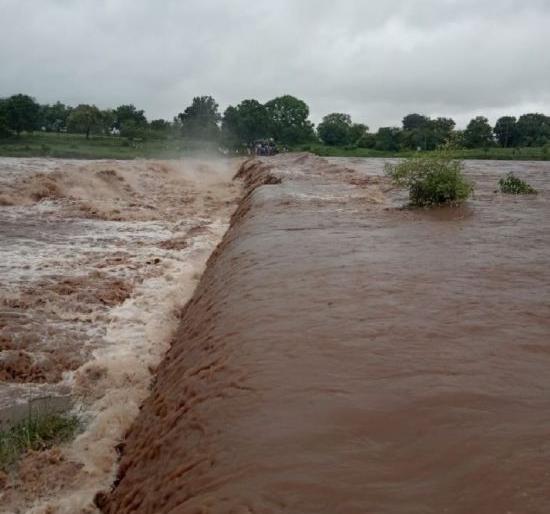 Extreme rainfall in Dharani taluka in Amravati district, flooding four rivers | अमरावती जिल्ह्यातील धारणी तालुक्यात अतिवृष्टी, चार नद्यांना पूर