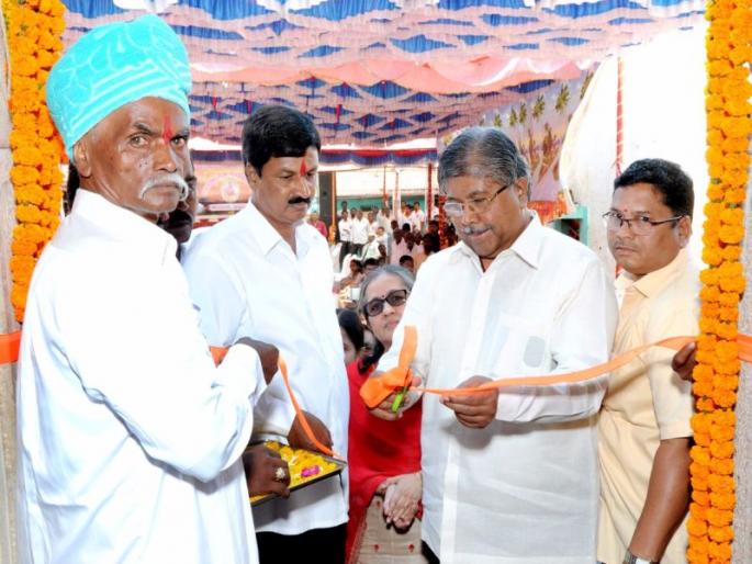 Chandrakant Dutt's song of Kannad arrogant singing is a wave of fury in the border | चंद्रकांतदादांनी कन्नड अभिमानी गीत गायल्याने सीमाभागात संतापाची लाट Chandrakant Dutt's song of Kannad arrogant singing is a wave of fury in the border | चंद्रकांतदादांनी कन्नड अभिमानी गीत गायल्याने सीमाभागात संतापाची लाट