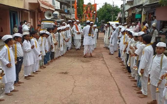 Avoid, a procession going to Mardunga's alarm | टाळ, मृदुंगाच्या गजरात निघाली मिरवणूक