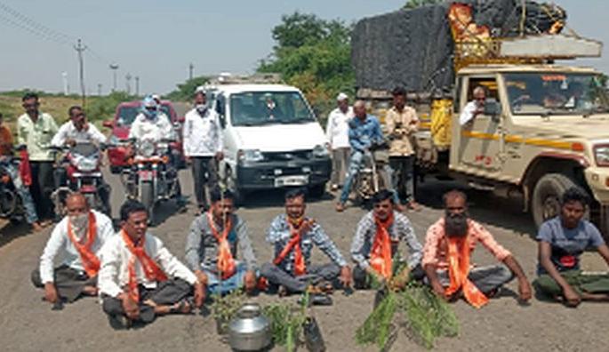 Rastaroko by planting trees in the pits | खड्डयांमध्ये झाडे लावून रास्तारोको