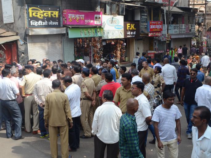 Kolhapur: Stop the road near Karveer Nagar Reading Temple, assurances of no-pierced zones in 15 days | कोल्हापूर : करवीर नगर वाचन मंदिरजवळ रस्ता रोको, १५ दिवसात नो फेरिवाला झोन करण्याचे आश्वासन