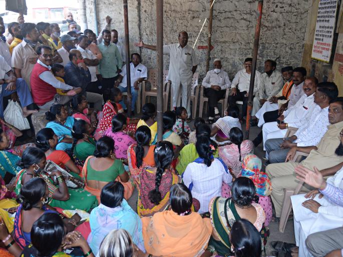 Remember to remove the peddler from the temple premises | मंदिर परिसरातून फेरीवाल्यास हटवल्यास याद राखा Remember to remove the peddler from the temple premises | मंदिर परिसरातून फेरीवाल्यास हटवल्यास याद राखा