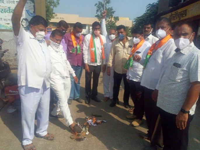 BJP passed state government ordinance on Holi | भाजपने राज्य शासनाच्या अध्यादेशाची केली होळी BJP passed state government ordinance on Holi | भाजपने राज्य शासनाच्या अध्यादेशाची केली होळी