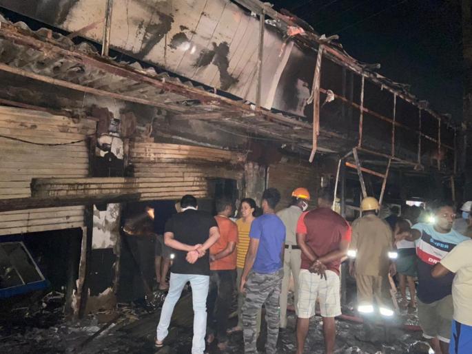 Birla, Zuarinagar fire destroys five shops, burns two bikes | बिर्ला, झुआरीनगर भयंकर आग; पाच दुकानांसोबत दोन दुचाकी जळून खाक Birla, Zuarinagar fire destroys five shops, burns two bikes | बिर्ला, झुआरीनगर भयंकर आग; पाच दुकानांसोबत दोन दुचाकी जळून खाक