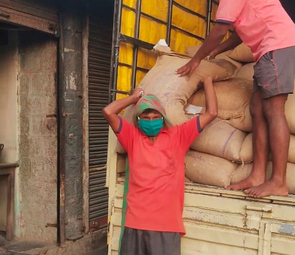 Distribution of food grains to five lakh ration card holders in the district | CoronaVirus Lockdown : जिल्ह्यात पाच लाख रेशन कार्डधारकांना धान्य वाटप