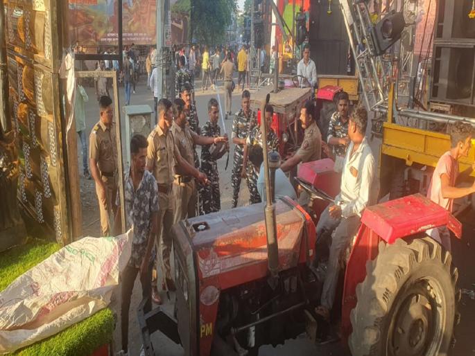 Controversy over taking tractors in procession in Kolhapur; lathicharge by the police | कोल्हापुरात मिरवणुकीत ट्रॅक्टर पुढे घेण्यावरून वाद; पोलिसांकडून सौम्य लाठीमार Controversy over taking tractors in procession in Kolhapur; lathicharge by the police | कोल्हापुरात मिरवणुकीत ट्रॅक्टर पुढे घेण्यावरून वाद; पोलिसांकडून सौम्य लाठीमार