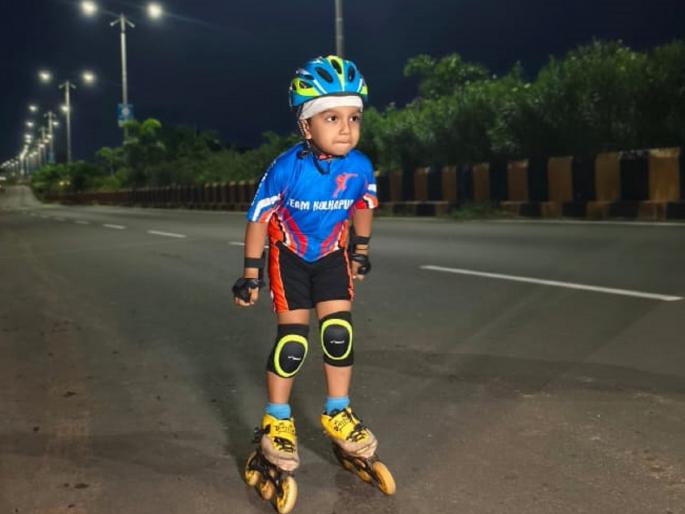 Four and a half year old Devraj Nalawde from Kolhapur set a new world record in inline skating by completing a distance of fifteen kilometers in just 51 minutes | ५१ मिनिटांत पंधरा किलोमीटर अंतर पार, कोल्हापुरातील साडेचार वर्षांच्या देवराजने केला विश्वविक्रम Four and a half year old Devraj Nalawde from Kolhapur set a new world record in inline skating by completing a distance of fifteen kilometers in just 51 minutes | ५१ मिनिटांत पंधरा किलोमीटर अंतर पार, कोल्हापुरातील साडेचार वर्षांच्या देवराजने केला विश्वविक्रम