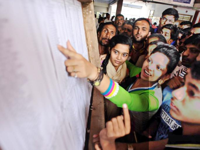 Member, my name has disappeared from the voter list; People call future corporators in Solapur | मेंबर, मतदार यादीतून माझे नाव गायब झालंय; लोकांचा सोलापुरातील भावी नगरसेवकांना फोन Member, my name has disappeared from the voter list; People call future corporators in Solapur | मेंबर, मतदार यादीतून माझे नाव गायब झालंय; लोकांचा सोलापुरातील भावी नगरसेवकांना फोन