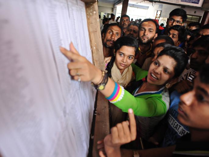 Kolhapur: Students to see list of eleven entrants, parents' rush | कोल्हापूर :अकरावी प्रवेश निवड यादी पाहण्यासाठी विद्यार्थी, पालकांची गर्दी Kolhapur: Students to see list of eleven entrants, parents' rush | कोल्हापूर :अकरावी प्रवेश निवड यादी पाहण्यासाठी विद्यार्थी, पालकांची गर्दी