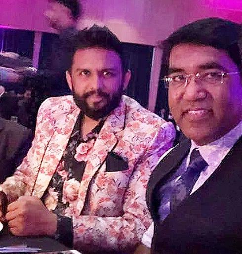 The red-white shirt of Kolhapur in Manchester's Khagalli | मॅँचेस्टरच्या खाऊगल्लीत कोल्हापूरच्या तांबडा-पांढऱ्याची धूम