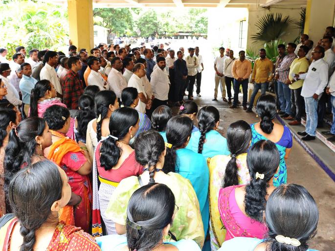 Zilla Parishad Permanent Meeting | जिल्हा परिषद स्थायी सभेमध्ये वीज खात्याचे अधिकारी धारेवर Zilla Parishad Permanent Meeting | जिल्हा परिषद स्थायी सभेमध्ये वीज खात्याचे अधिकारी धारेवर