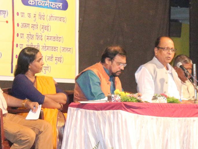Kolhapur: KavyaMafilite is the focus of the sadhaka: Ramdas Futane | कोल्हापूर : काव्यमैफिलीतून रसिकांच्या काळजाचा ठाव : रामदास फुटाणे Kolhapur: KavyaMafilite is the focus of the sadhaka: Ramdas Futane | कोल्हापूर : काव्यमैफिलीतून रसिकांच्या काळजाचा ठाव : रामदास फुटाणे
